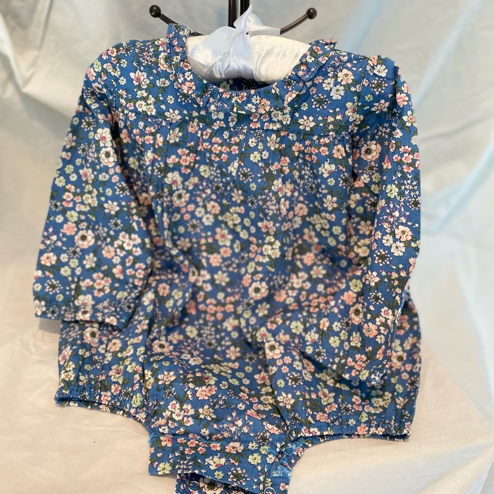 Bisby. Beautiful long sleeve vintage floral baby girl bubble. 100 %cotton.